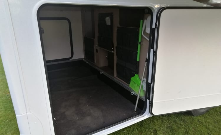 te huur mooie nieuwe intregaal motorhome