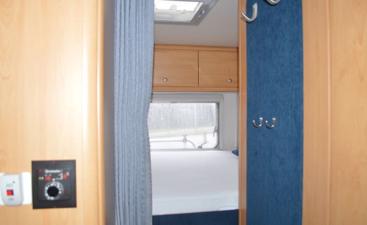 6-person family camper with AIRCO, spacious cross bed and large alcove