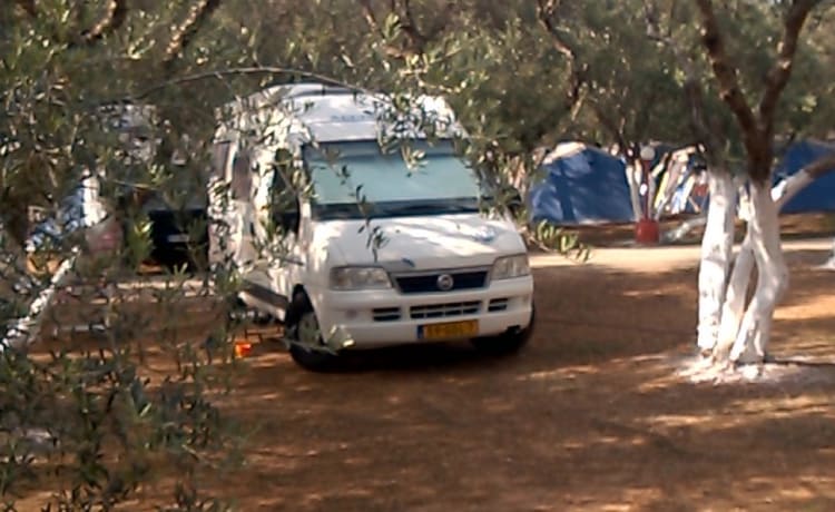 camping-car compact avec de nombreuses fonctionnalités