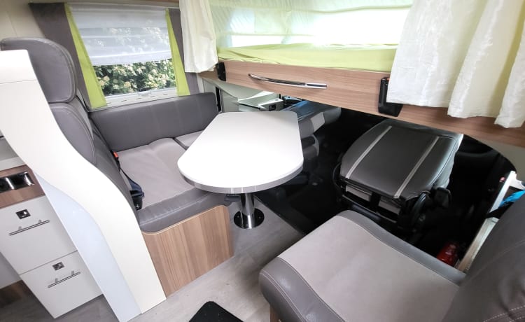 Geräumiger Familiencamper Fiat Chausson für 4 Personen