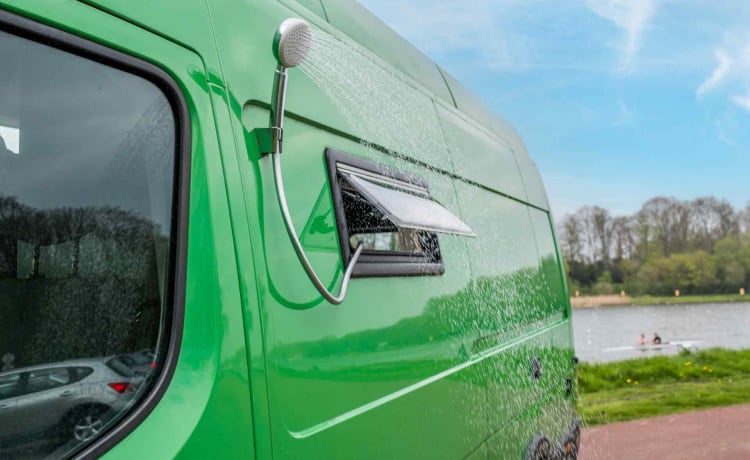 Renault Master met groot bed en grote garage, zonnepanelen, douche, koelkast, kachel etc!  – Off-grid camperbus, automaat en van alle gemakken voorzien!