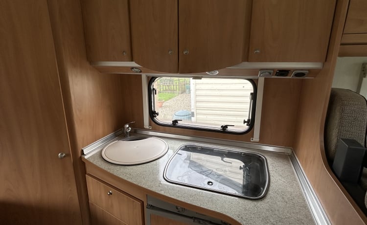 BeeHappy Motorhome Hire 🐝 – Mooie camper met 4 slaapplaatsen, perfect voor een kortingsbon of een klein gezin. 