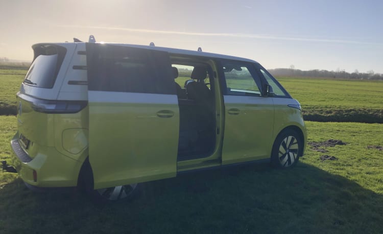 Op vakantie met deze volledig elektrische kampeer bus, de VW ID BuZz 🐝 