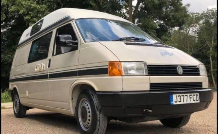 Jerry – 4-Bett VW T4 Hightop - eine großartige Option für Paare oder 4-köpfige Familien