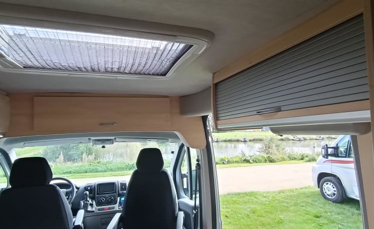 Avanti La Strada – Camping-car de luxe | 4 places assises/3 couchages | Cuisine/Toilette/Climatisation moto/Porte-vélos