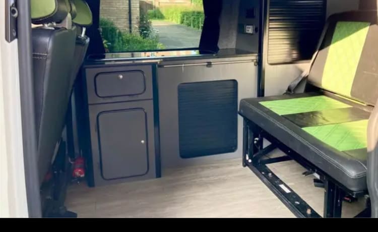 ☆Poppy Poptop☆ – Volkswagen T5 Camper mit 4 Schlafplätzen