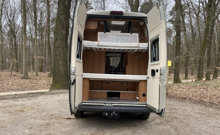 Compacte (6m) Camper die je in staat stelt overal te staan