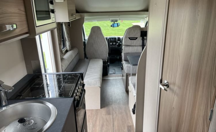 Fantastic 6 Berth Swift Edge 486 Motorhome