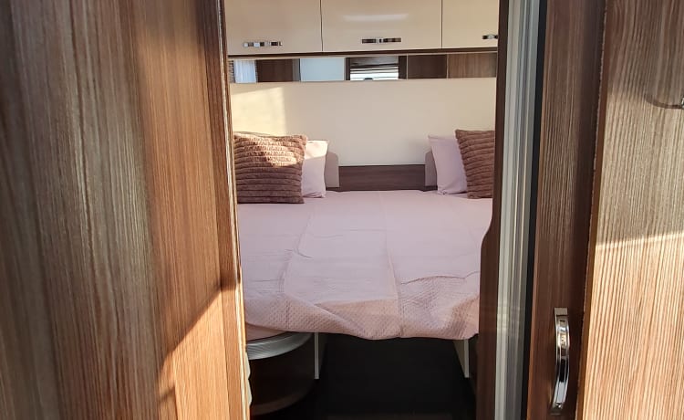 Moderne en luxe half integraal camper 4 pers