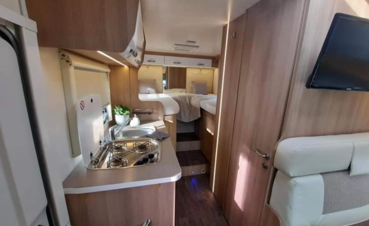 Rijdt erg comfortabel. Aanbieding 1 tot en met 15 juni! – Luxuriously furnished Roller team with lengthwise beds. 2.10 m headroom. Two air conditioners
