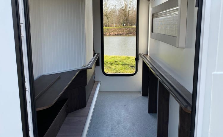 Benimar Cocoon 483 (2021) voor 2 tot 5 personen