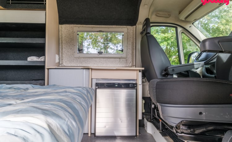 Camping-car Peugeot Boxer L1H2, parfait pour une escapade rapide.