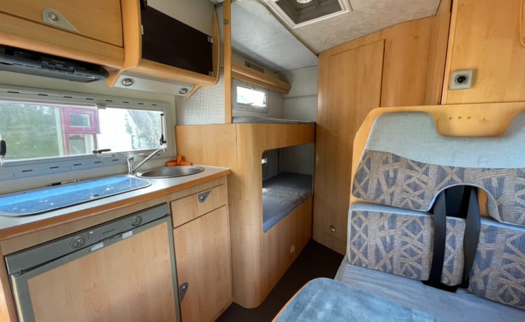 6-person Fiat with bunk bed, air conditioning, solar panels