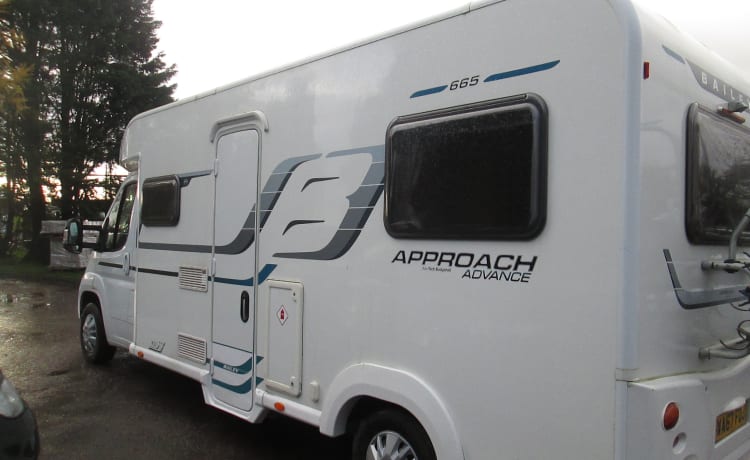 Pistol – Bailey Approach Advance 665 2.2 130 BHP 6 BERTH End lounge Air con euro 6 