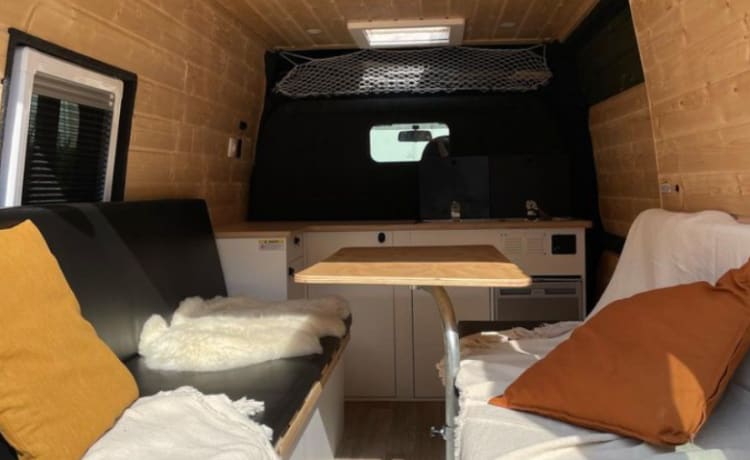 De Tigra – Old military vehicle becomes a cozy campervan.