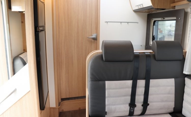 T69L – Camper familiare completo HomeCar con aria condizionata a motore e tendalino,