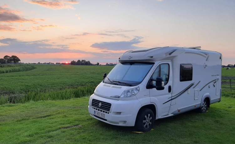 COMPACT Traveller – Kompaktes Luxus-Wohnmobil für 2 bis 3 Personen