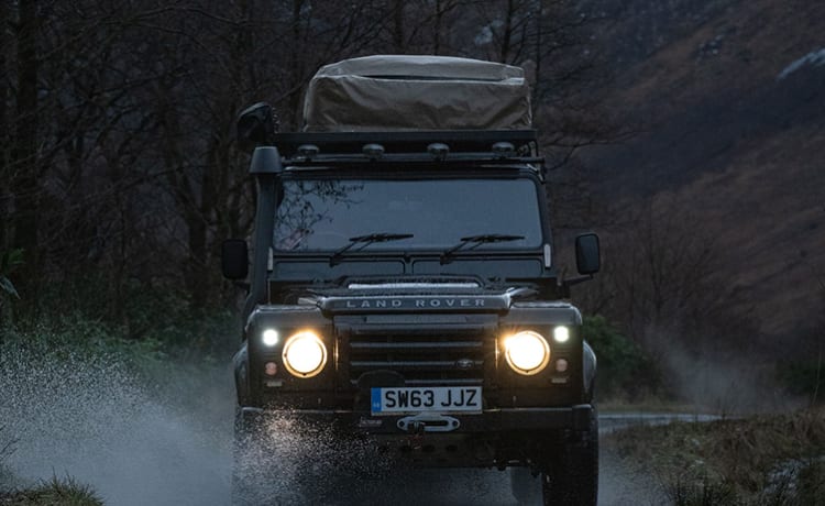 ARMSTRONG – Land Rover Dachterrasse mit 5 Schlafplätzen aus dem Jahr 2013