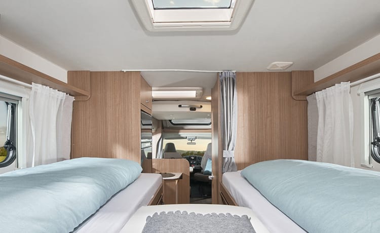 Carado T448 (nieuw bj 2023) – Handgeschakeld - Zeer luxe camper lengtebedden -  Volledig uitgerust