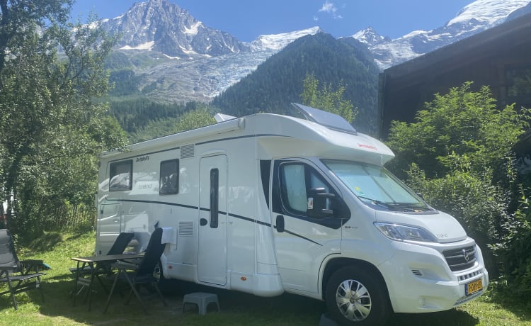 Roxi – Mooie, luxe Dethleffs Half-intergraal camper (4p) uit 2021 (incl maxxfan!)