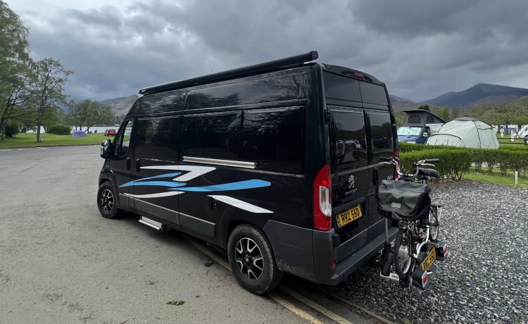 Premium-Luxus-Peugeot-Boxer mit 2 Schlafplätzen (als Reisebus gebaut)