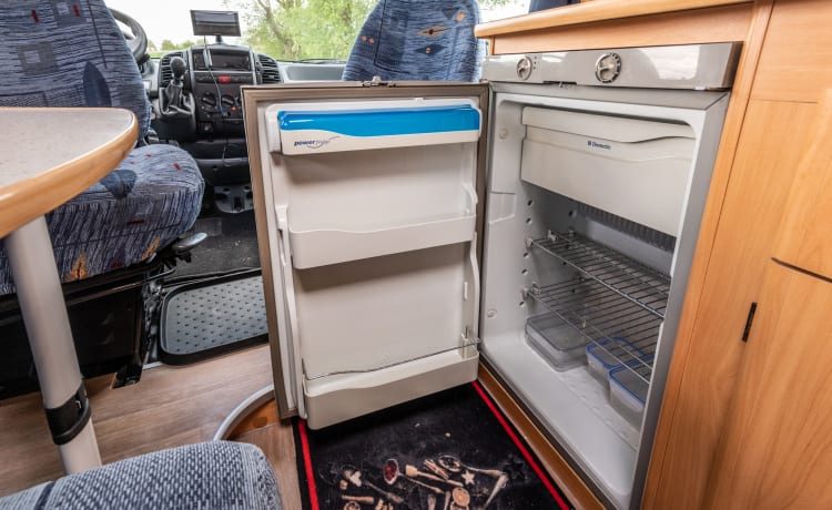 Compact semi-integrated motorhome