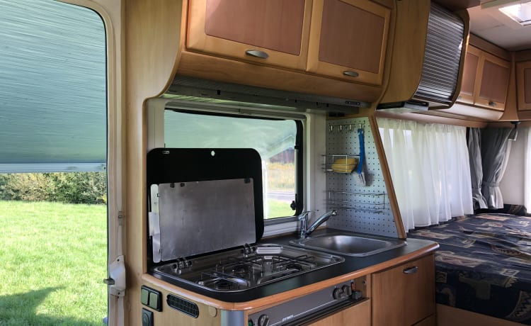 Ideal family camper Hymer B574, Airco, Fixed bed and Drop-down bed 5 pers, 2.8 Turbo