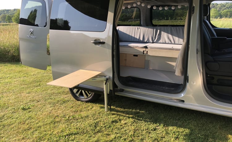 2p Peugeot campervan uit 2017