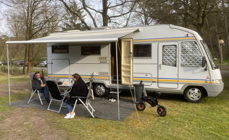 6 persoons winteruitvoering met B rijbewijs  – 6 person Eura Mobil integral from 1996