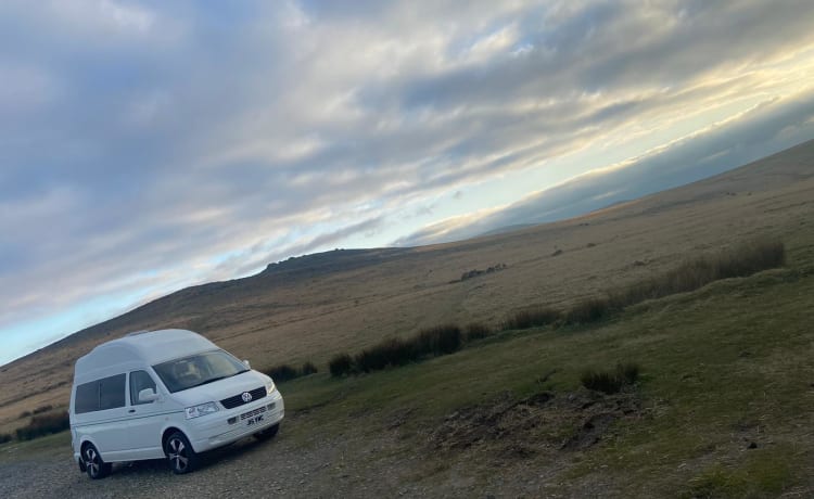 Fenton – A Very Minty Volkswagen High Top Camper 