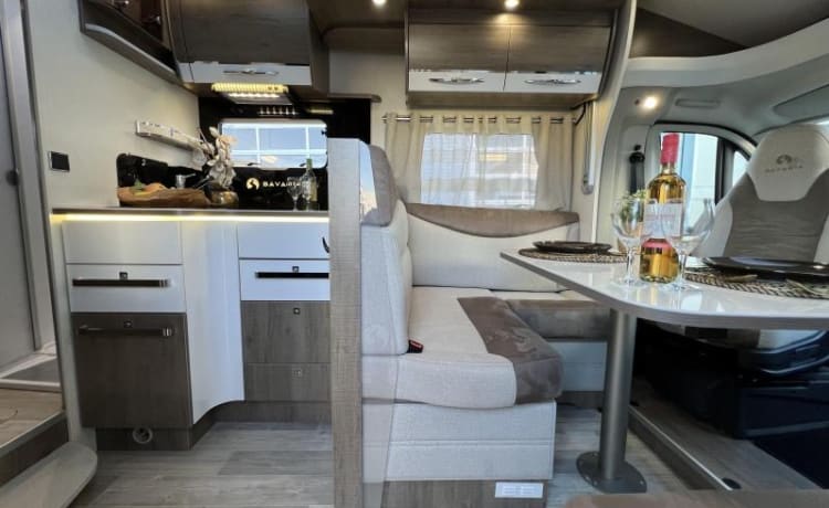 LUXE Ruime 4-Persoons Camper☀️(met airco, tv en complete inventaris)