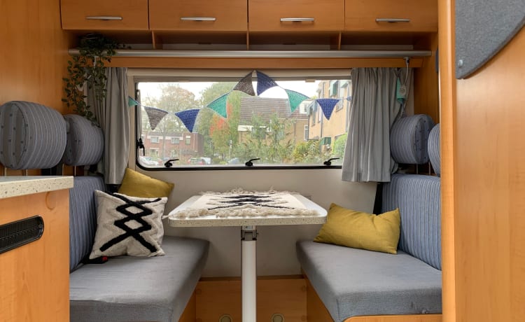 Hymer spacious 6p family camper with bunk beds