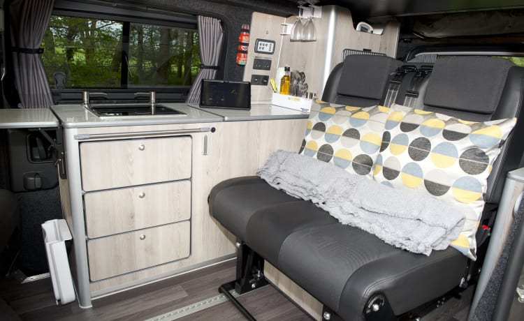 The Lomond – Camping-car électrique de luxe pour des aventures durables (chargement inclus)
