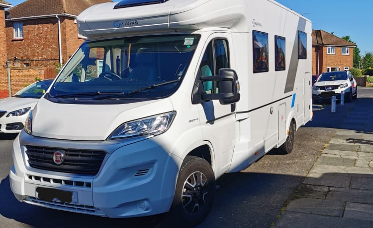 Moderne Sunliving Motorhome ideaal voor gezinnen of groepen van 4+