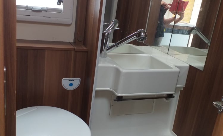 Elvis – 6 berth Roller Team Motorhome.  Fully Equipped.