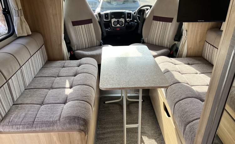 Eddie – Camper di lusso con 4 posti letto 