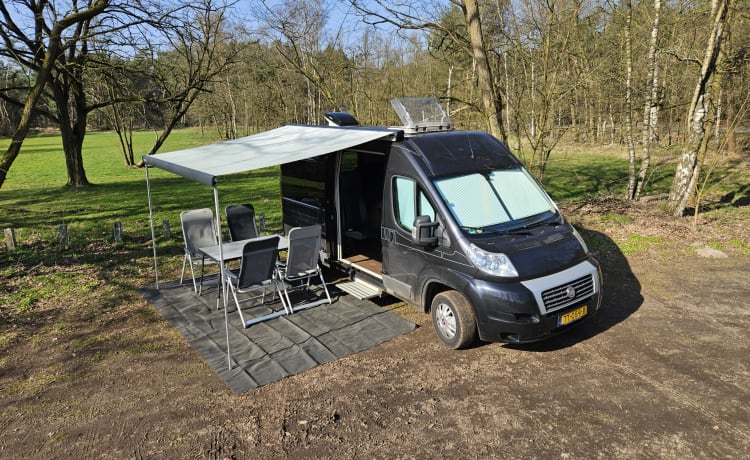 Buszz – Hymer Rio '14, 4zit/2slp. Compact, verrassend ruimtelijk