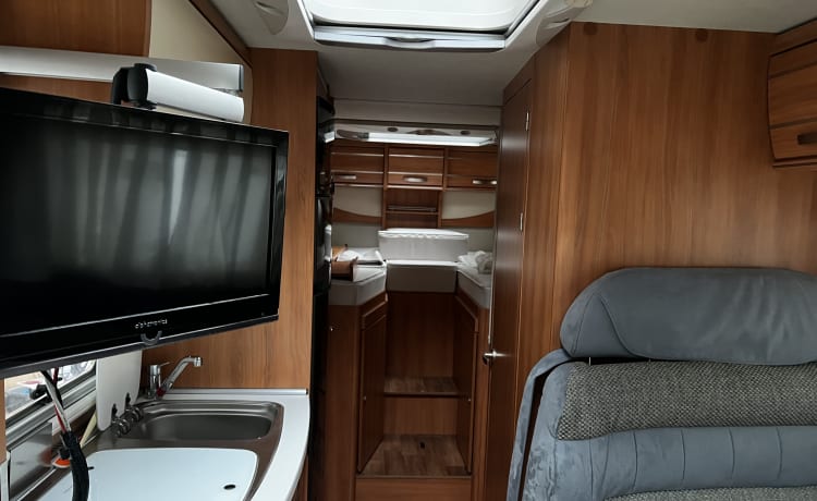 Guusje – Hymer with length beds super luxury camper