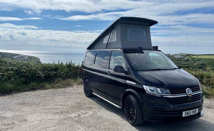 Mitch  – Superbe conversion VW T6 Camper King. 4 couchages, 5 sièges et fait tourner les têtes !