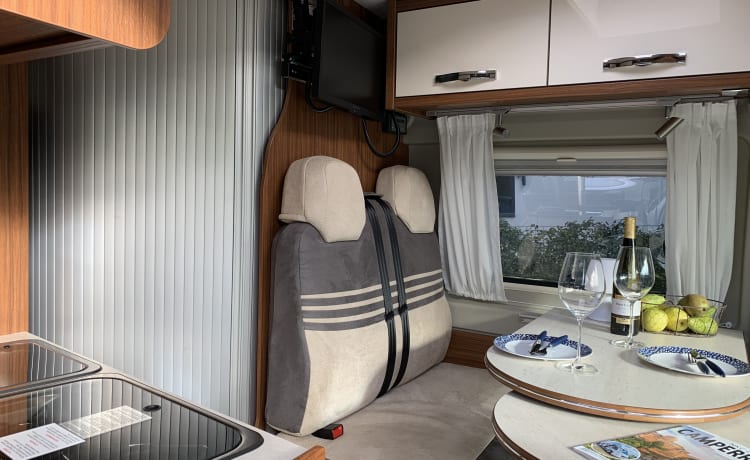 Goud – Beautiful bus camper (Gold) with a fine and practical layout.