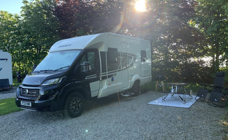 Elvis – 2021 Swift Edge - Camper 464 Black Edition con 4 posti letto