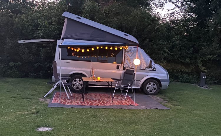 Ford Nugget pop-up roof camper