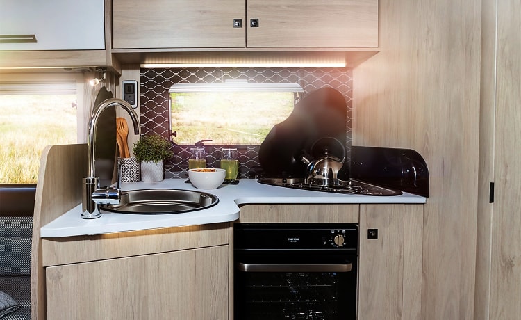 Bruce – Autotrail eerbetoon F70. 2021 luxe camper met 4 slaapplaatsen. Bekend als '' Bruce ''.