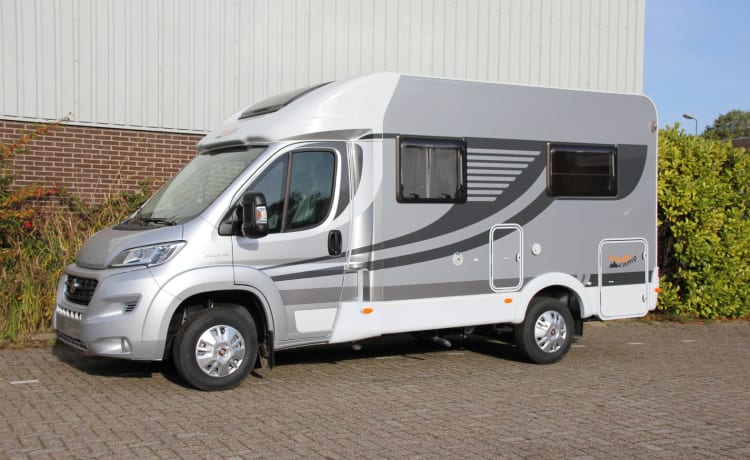 1/2/25 – Compacte en luxe 2-persoons camper met vast bed achterin!