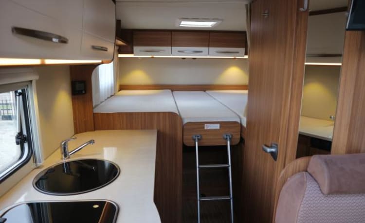 Jonge luxe 3p camper met automaat Fiat Carado T337 half integraal 