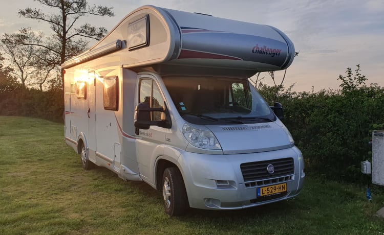 Lucky – Camping-car spacieux et complet (7p-2012-euro5)