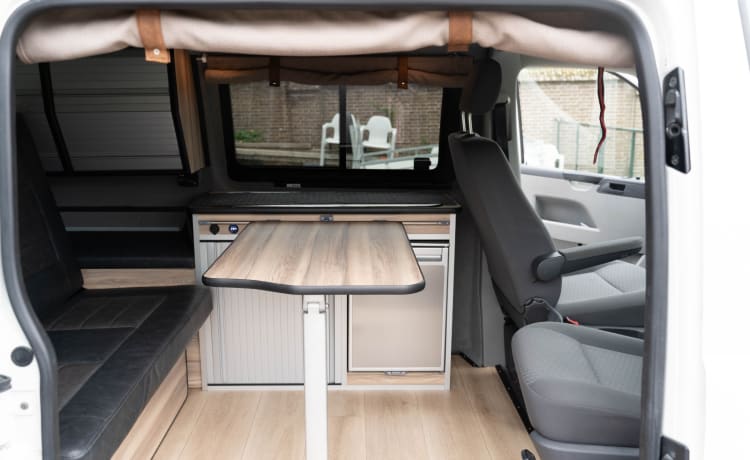 Gezellige 4p Volkswagen camper met nieuw interieur 