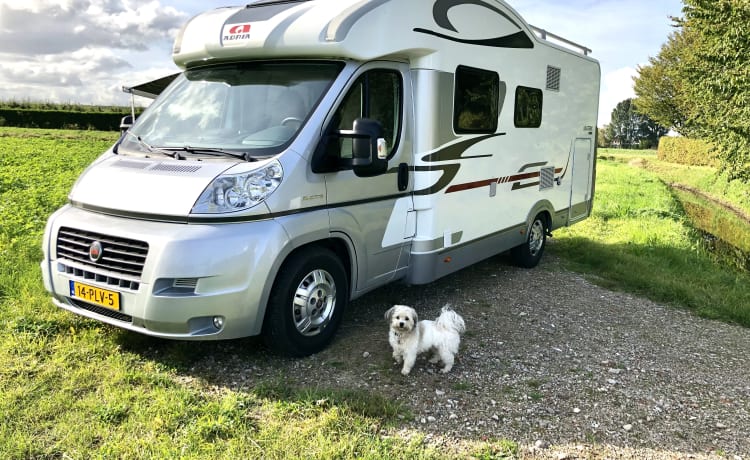 Camping-car familial Adria Matrix très luxueux et spacieux (max. 5 pers.).