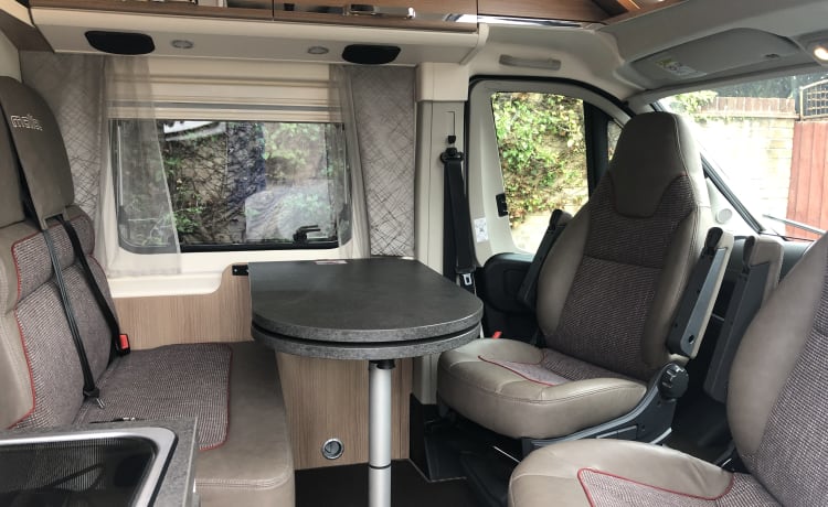 Außergewöhnlicher Pop-Top-Familiencampervan mit 4 Schlafplätzen von Malibu