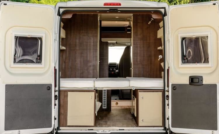 I-type – New bus camper with 4 permanent sleeping places